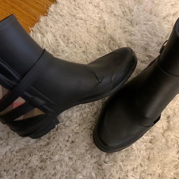 Burberry rain boots - Picture 9 of 12